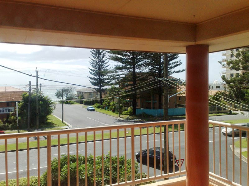 TOP FLOOR UNIT IN PALM BEACH!! BALCONY WITH OCEAN VIEWS!! Picture 2