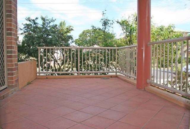MODERN 2 BEDROOM UNIT - WALK ACROSS THE ROAD TO THE BEACH! Picture 2