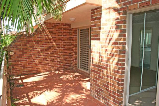 MODERN 2 BEDROOM UNIT - WALK ACROSS THE ROAD TO THE BEACH! Picture 3