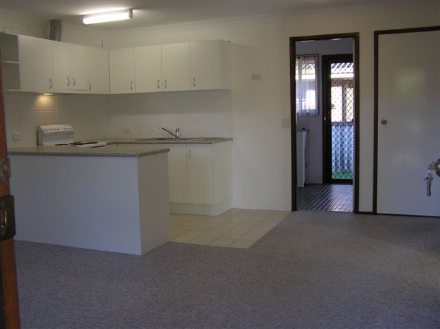 WALK TO BEACH!! Picture 1