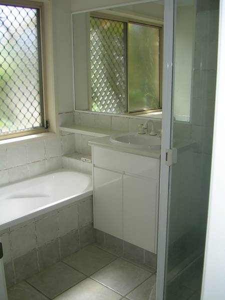 MODERN 3 BEDROOM DUPLEX!! Picture 2