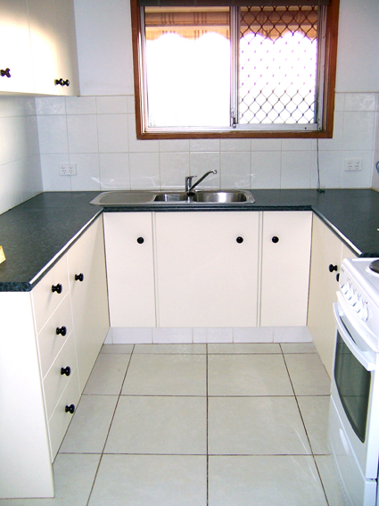 2 BEDROOM UNIT WITH VIEWS! Picture 2