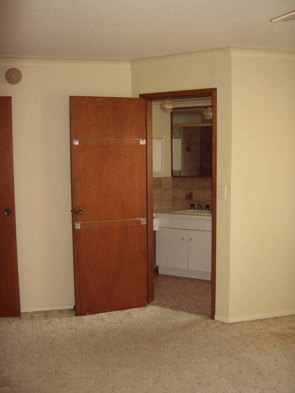 2 BEDROOM UNIT - 100M FROM THE BEACH! Picture 3