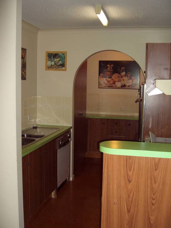 2 BEDROOM UNIT - 100M FROM THE BEACH! Picture 2