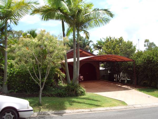 Large 4 Bedroom Family Home Picture 1