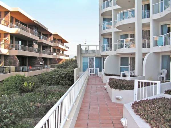 BEACHFRONT. ABSOLUTE. 3 BEDROOM UNIT. Need we say more? Picture 1