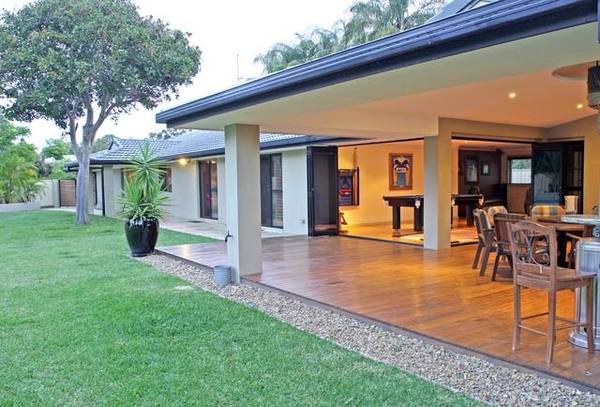 A MASTERPIECE ~ 6 BEDROOMS, 3 BATHROOMS ON 1/3 ACRE... Picture 1