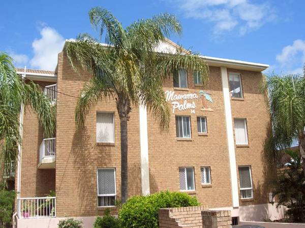 Located close to beach and shops. Picture 1