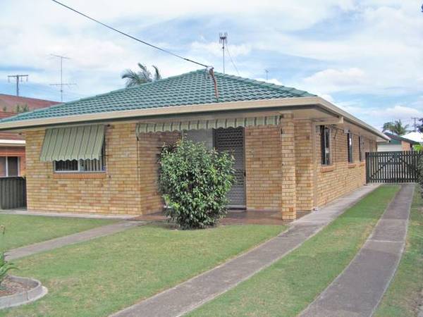 700m TO THE BEACH!! 4 bedroom house that's Surfboard and Wheelchair Frindly... Picture 1