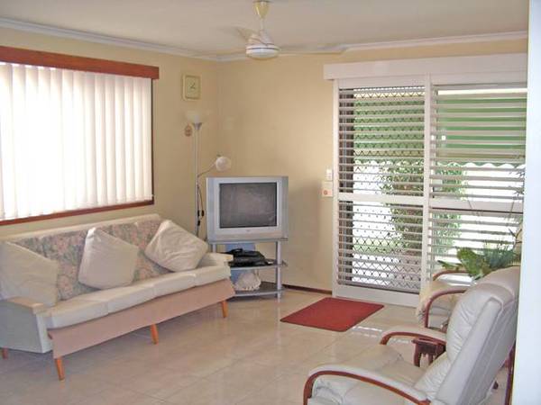 700m TO THE BEACH!! 4 bedroom house that's Surfboard and Wheelchair Frindly... Picture 2