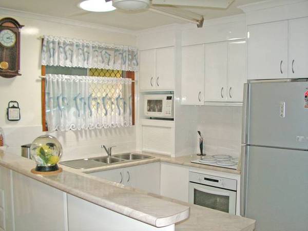 700m TO THE BEACH!! 4 bedroom house that's Surfboard and Wheelchair Frindly... Picture 3