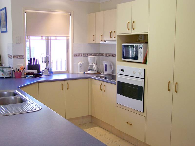 MODERN FAMILY HOME IN LAKEWOODS ESTATE!! Picture 3