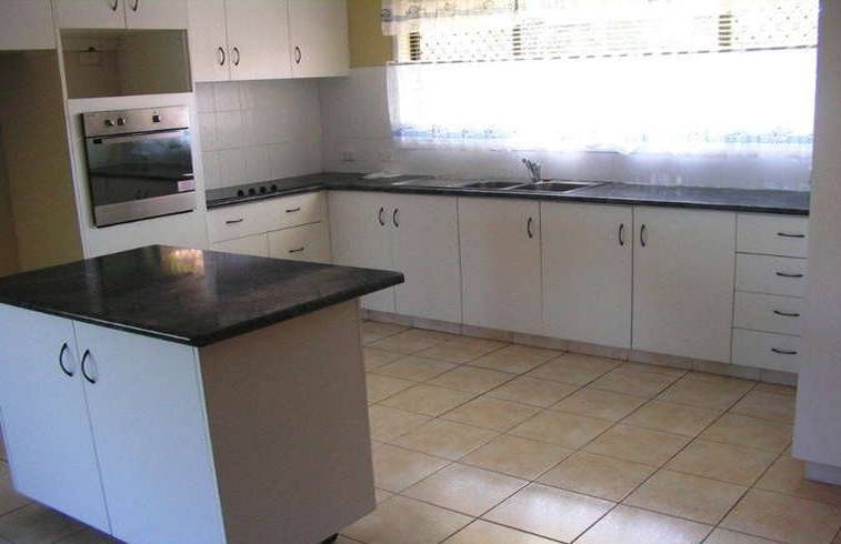 3 BEDROOM CANAL FRONT HOME!! PETS OK!! Picture 3