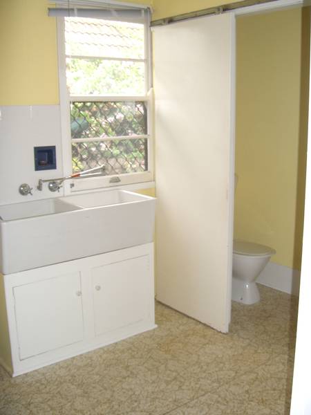 PRIME LOCATION - PETS CONSIDERED! Picture 3