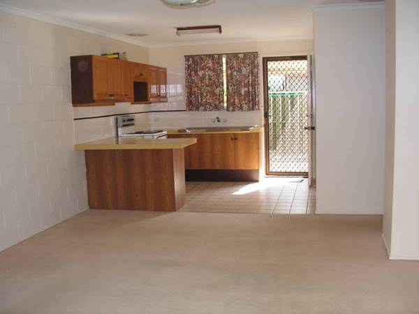 DUPLEX JUST 203 PACES TO A DIP IN THE OCEAN.... Picture 3