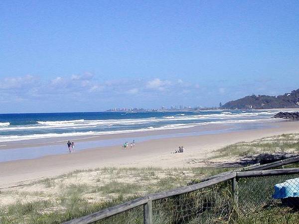 DUPLEX JUST 203 PACES TO A DIP IN THE OCEAN.... Picture 2