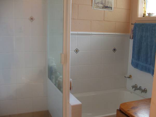 GREAT LOCATION - 2 BEDROOM DUPLEX CLOSE TO EVERYTHING!! Picture 3