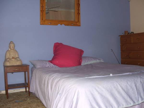 GREAT LOCATION - 2 BEDROOM DUPLEX CLOSE TO EVERYTHING!! Picture 2