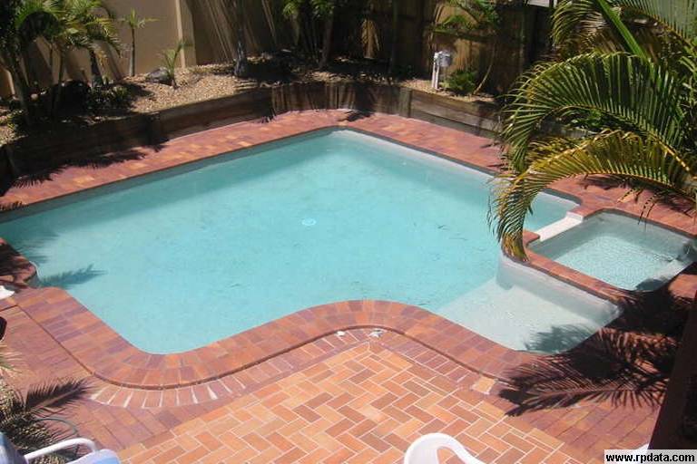 Fully Furnished Bed-Sitter Picture 3