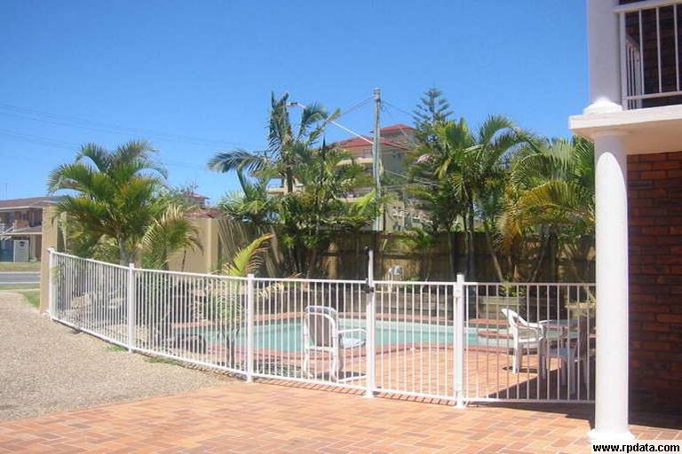 Fully Furnished Bed-Sitter Picture 2