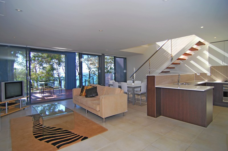 STUNNING BEACHFRONT APARTMENT Picture 2