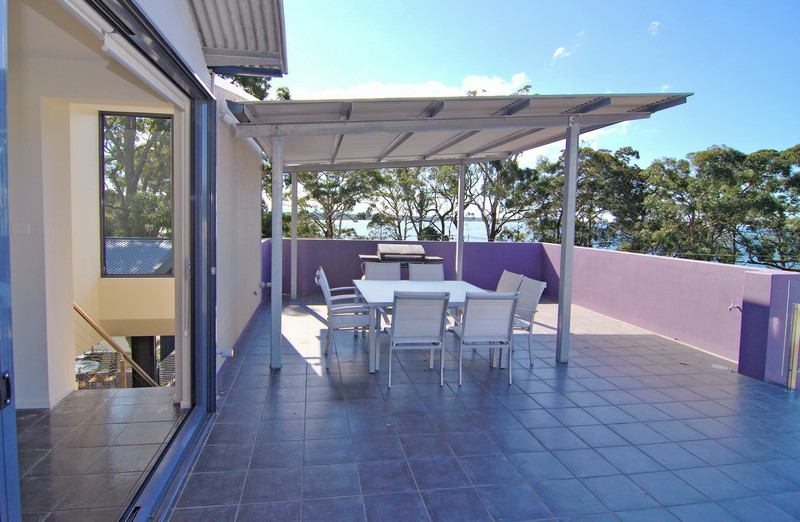 STUNNING BEACHFRONT APARTMENT Picture 3