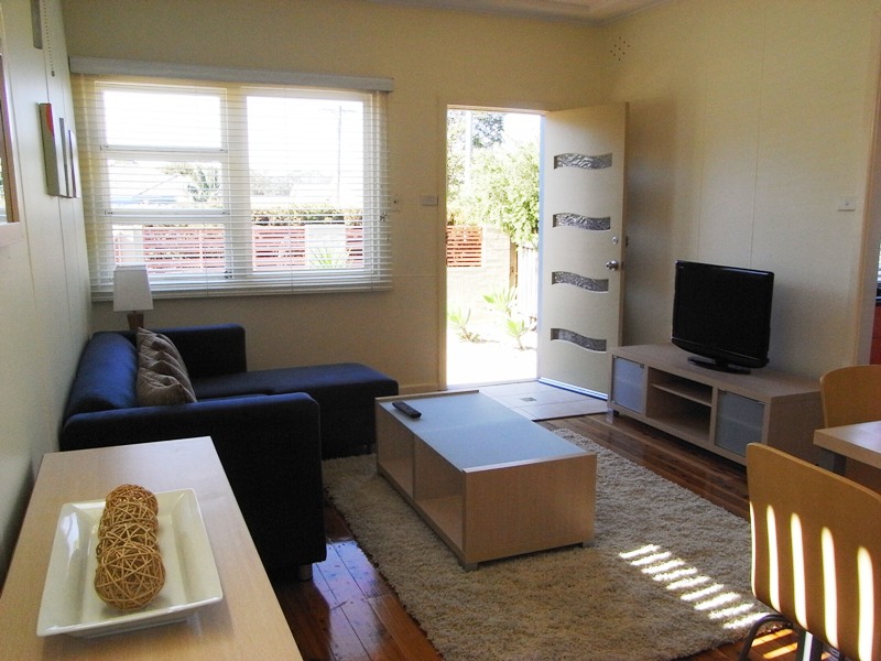 2 of 61 Hawke Picture 1