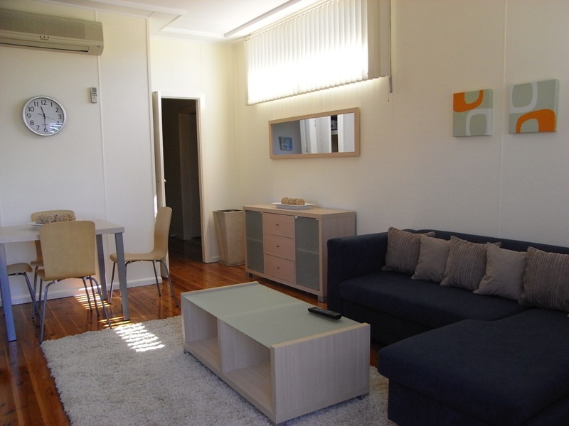 2 of 61 Hawke Picture 3