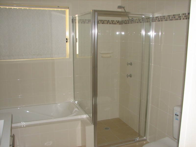 SMALL PLEASANT COMPLEX Picture 3
