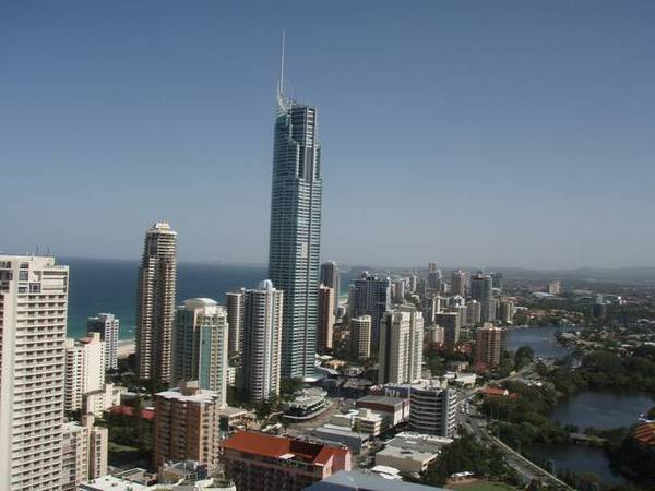 'Circle on Cavill'- 900m to the beach. Picture 2