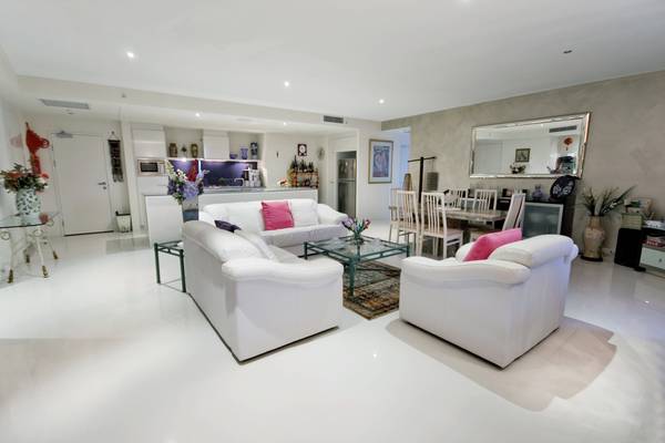 Circle on Cavill - Must See! Picture 2