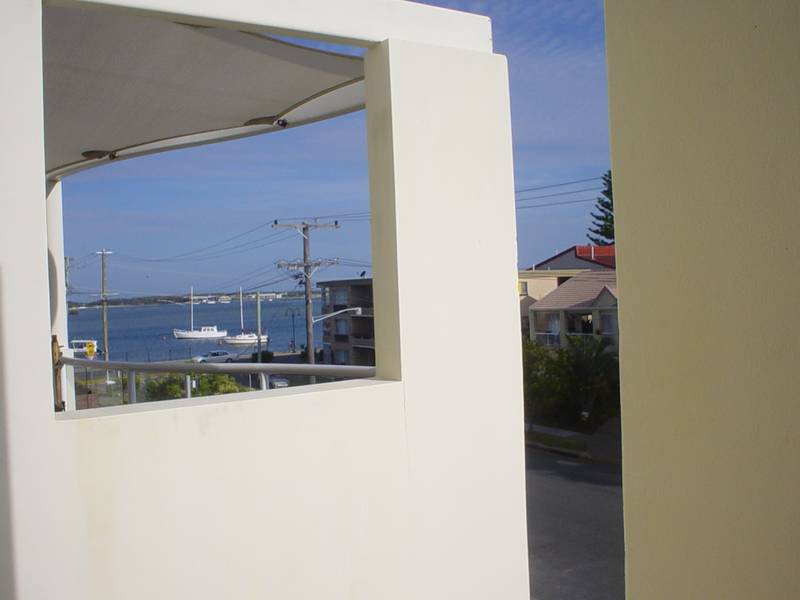 1 MINUTE TO THE BROADWATER! Picture 2