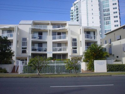 1 MINUTE TO THE BROADWATER! Picture