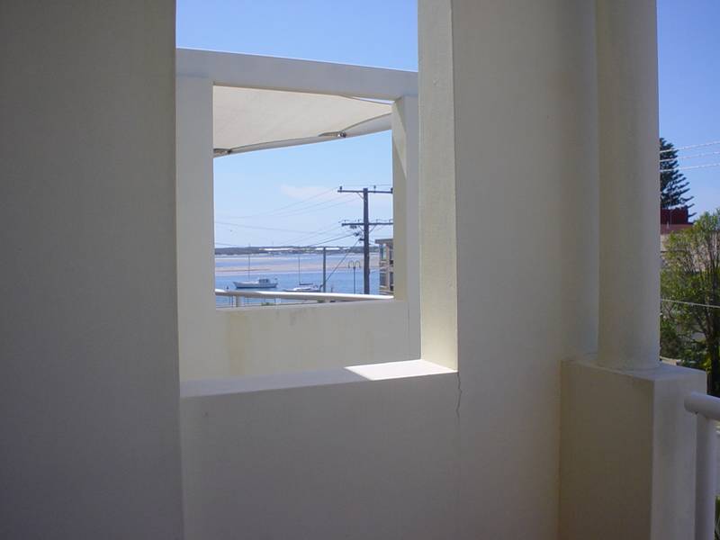 1 MINUTE TO THE BROADWATER! Picture 3