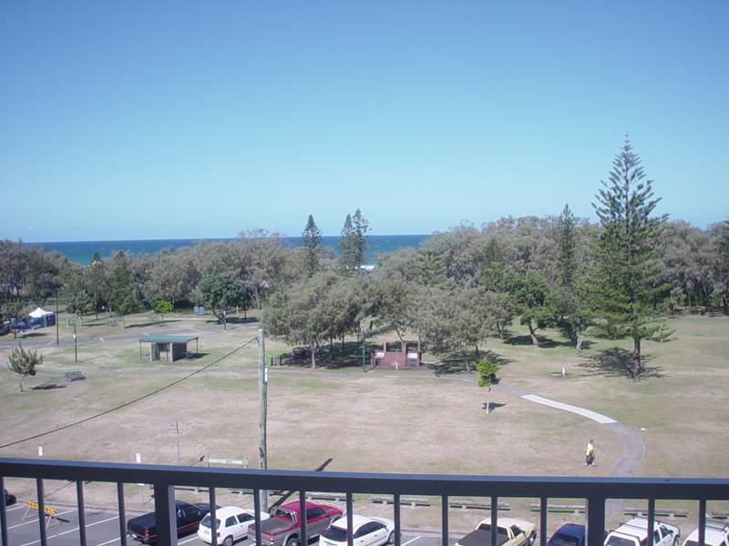 'BROADBEACH TOWERS'- PERFECTLY POSITIONED Picture 3