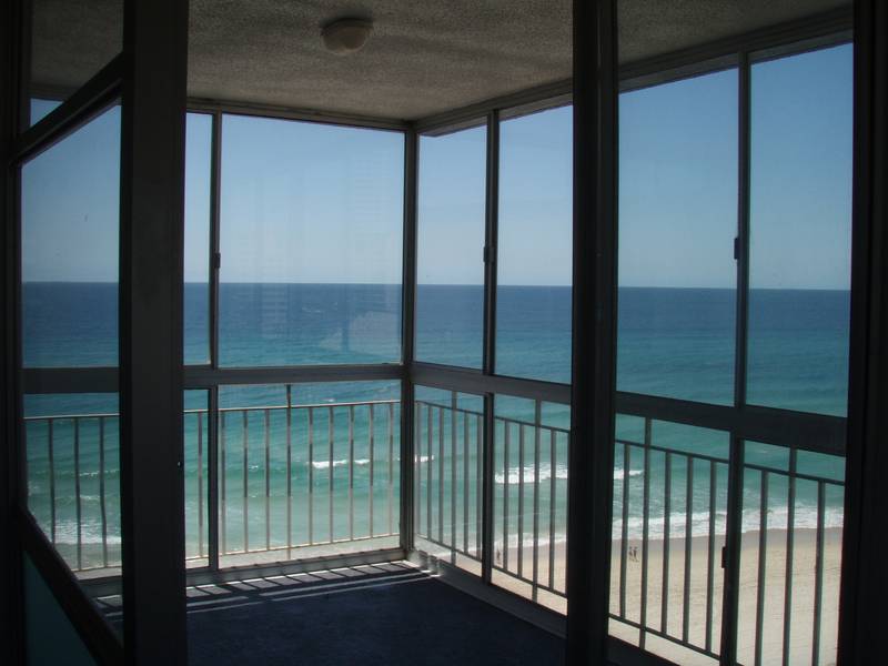 Absolute Beach Front- Direct Ocean Views Picture 3